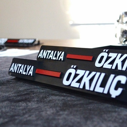 Plaka Altlığı mı, Plakalık mı? Aradaki Fark Nedir?